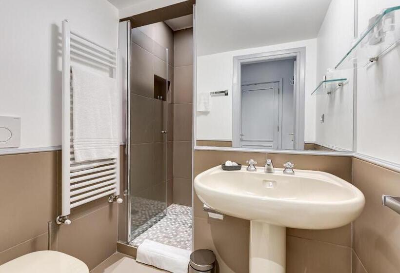 חדר בסיסי, Rome Frattina27