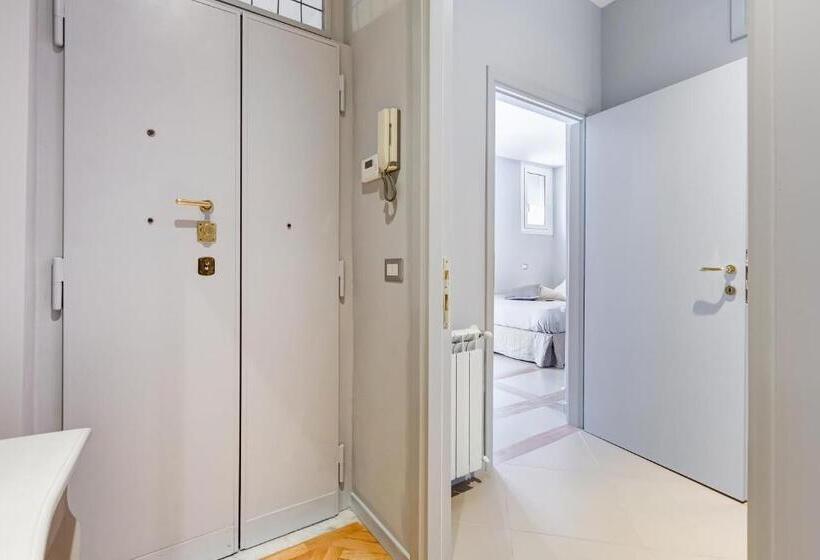 חדר בסיסי, Rome Frattina27