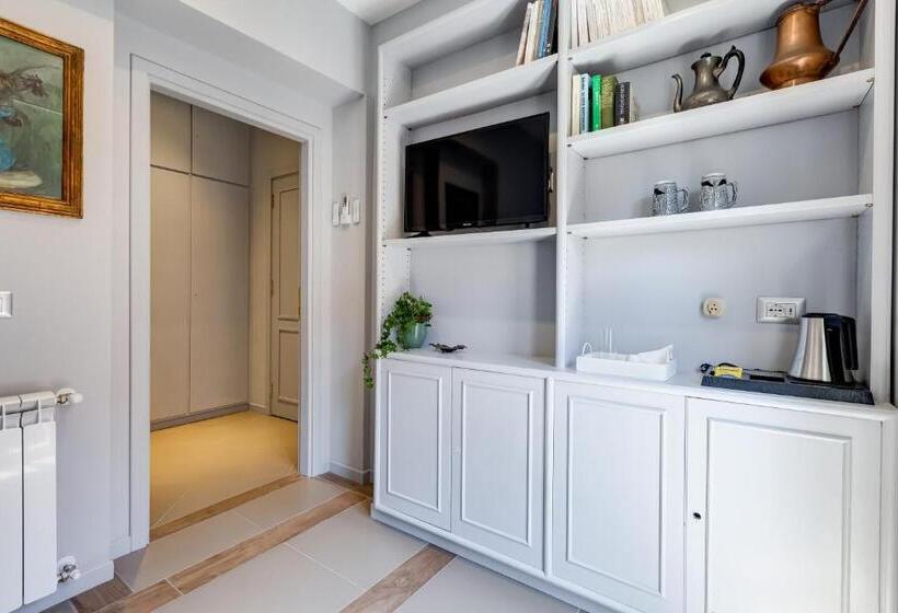 חדר בסיסי, Rome Frattina27