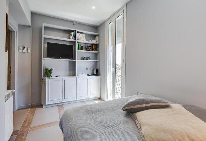 חדר בסיסי, Rome Frattina27