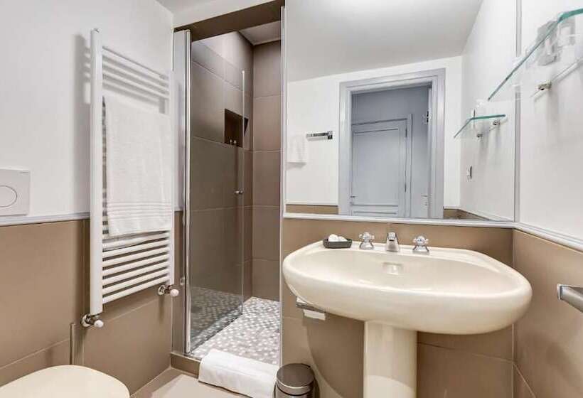 חדר בסיסי, Rome Frattina27