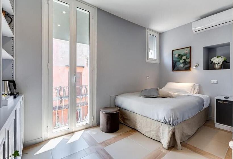 חדר בסיסי, Rome Frattina27