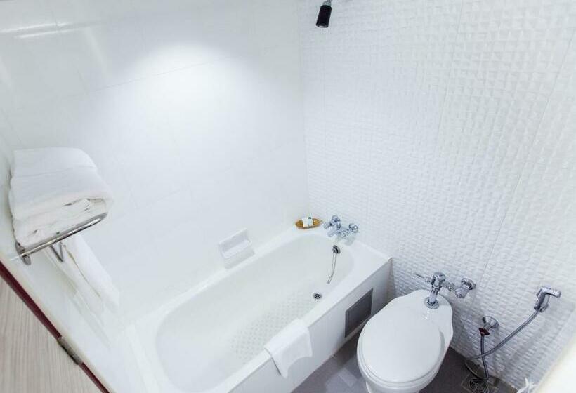 이그제큐티브 룸, V.l. Hatyai