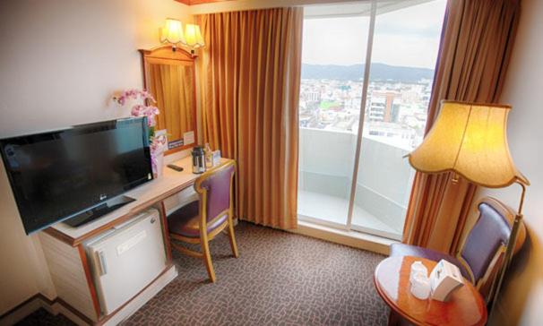 이그제큐티브 룸, V.l. Hatyai