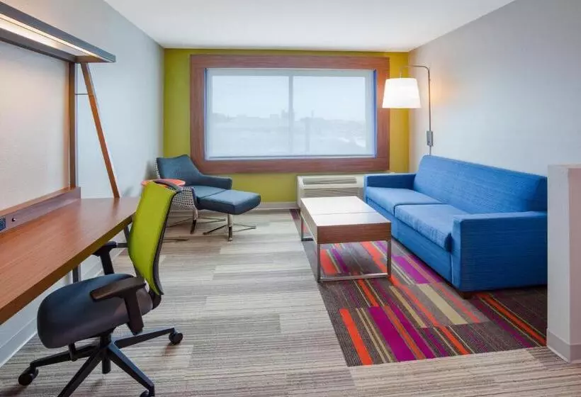 キングサイズベッドのスイートルーム, Holiday Inn Express And Suites Des Moines Downtown, An Ihg