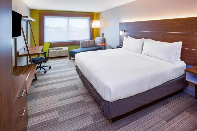 キングサイズベッドのスイートルーム, Holiday Inn Express And Suites Des Moines Downtown, An Ihg