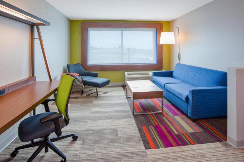 스위트 킹사이즈 침대, Holiday Inn Express And Suites Des Moines Downtown, An Ihg