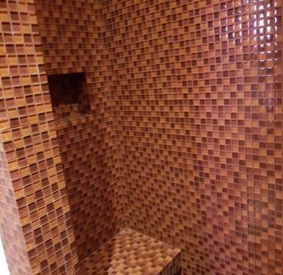 エクゼクティブルーム, Hollywood