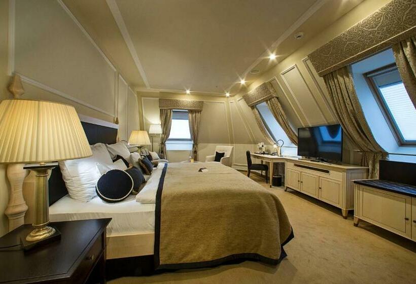 سوییت جونیور, Wilson Palace