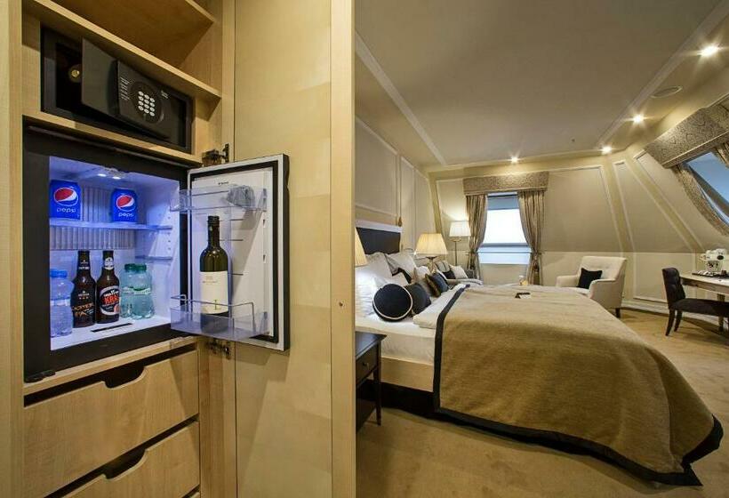 سوییت جونیور, Wilson Palace