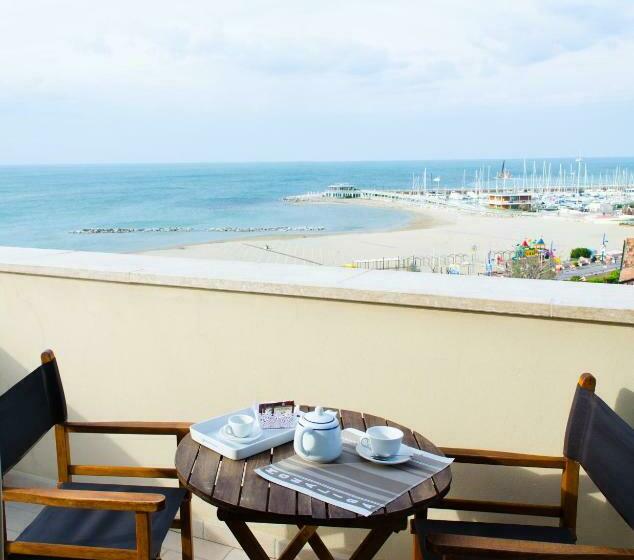 غرفة قياسية رباعية مطلة على البحر, Mona Lisa