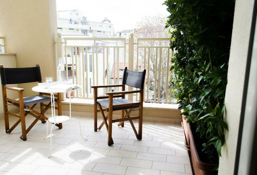 غرفة قياسية مطلّة علي حمام السباحة, Mona Lisa