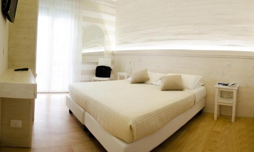 غرفة قياسية مطلّة علي حمام السباحة, Mona Lisa