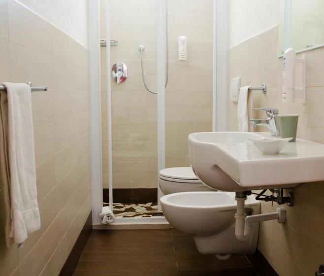 غرفة قياسية رباعية مطلة على البحر, Mona Lisa