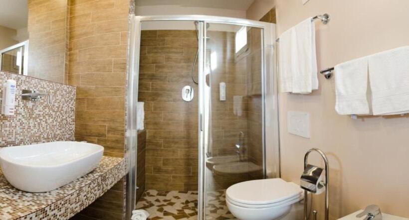 جناح عائلي, Mona Lisa