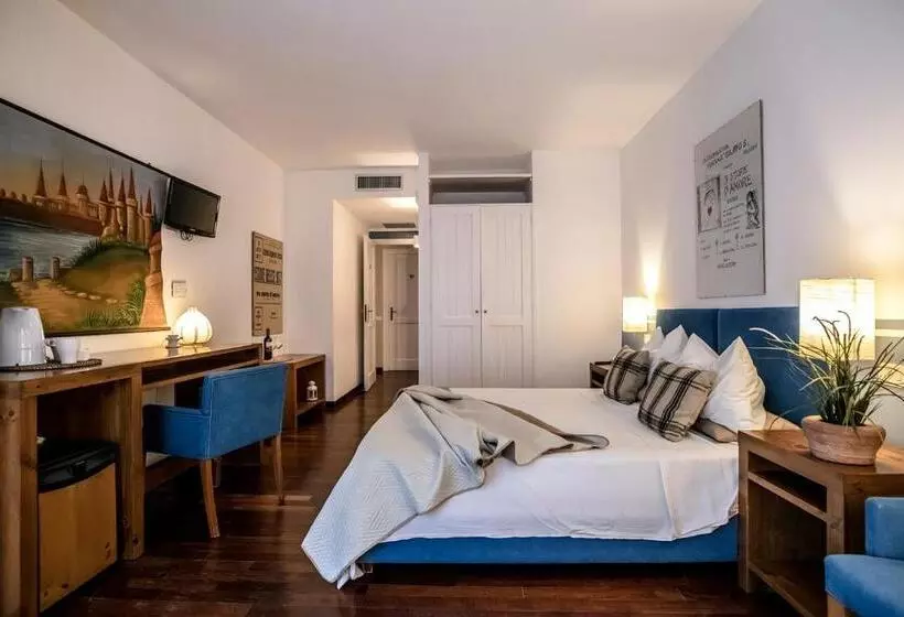Family Room, Pocho