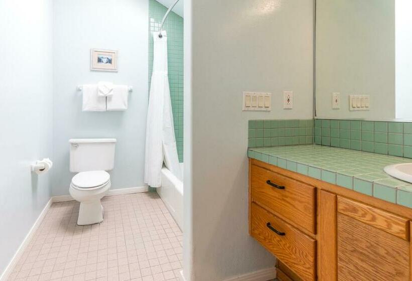 جناح, Wave Crest Resort