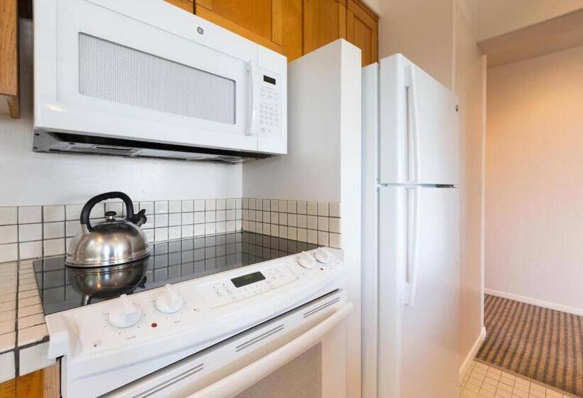 جناح, Wave Crest Resort