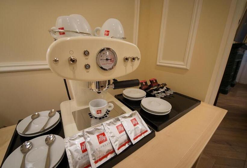 سوییت جونیور لوکس, Wilson Palace