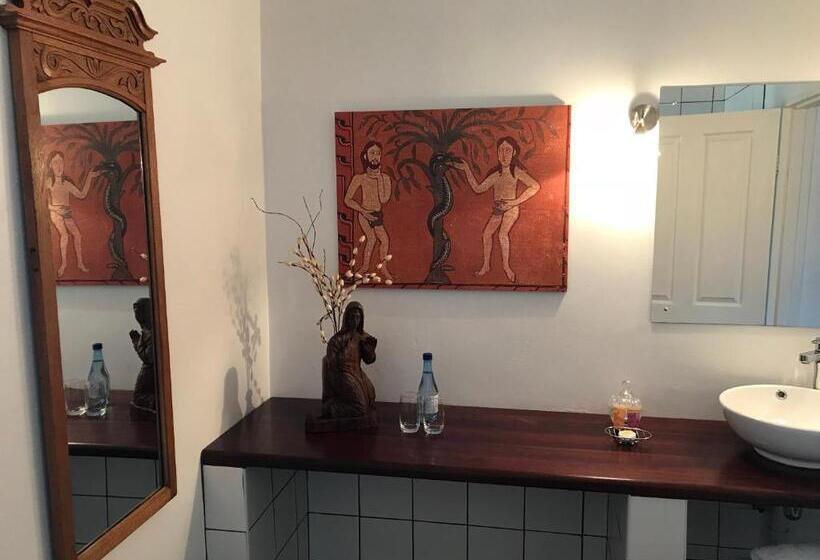 غرفة قياسية مطلّة علي الحديقة, The Crown Guest House