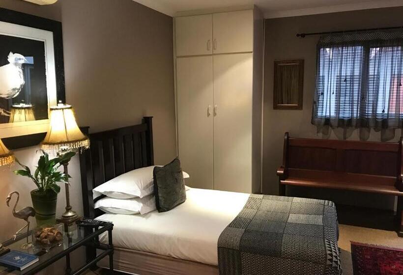 Номер Стандарт Вид на Сад, The Crown Guest House