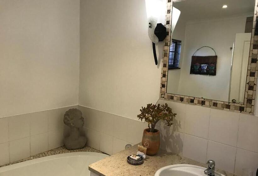 غرفة قياسية مطلّة علي الحديقة, The Crown Guest House