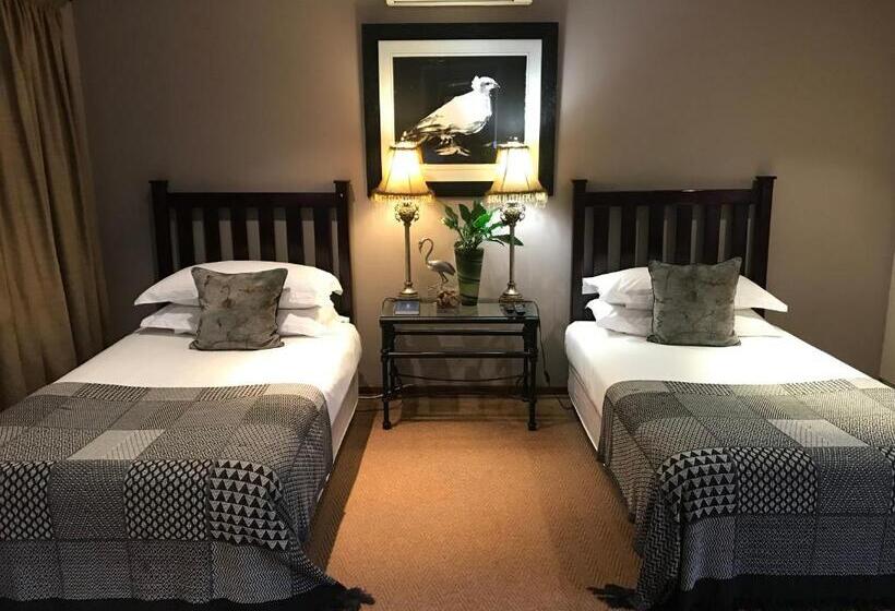 Номер Стандарт Вид на Сад, The Crown Guest House