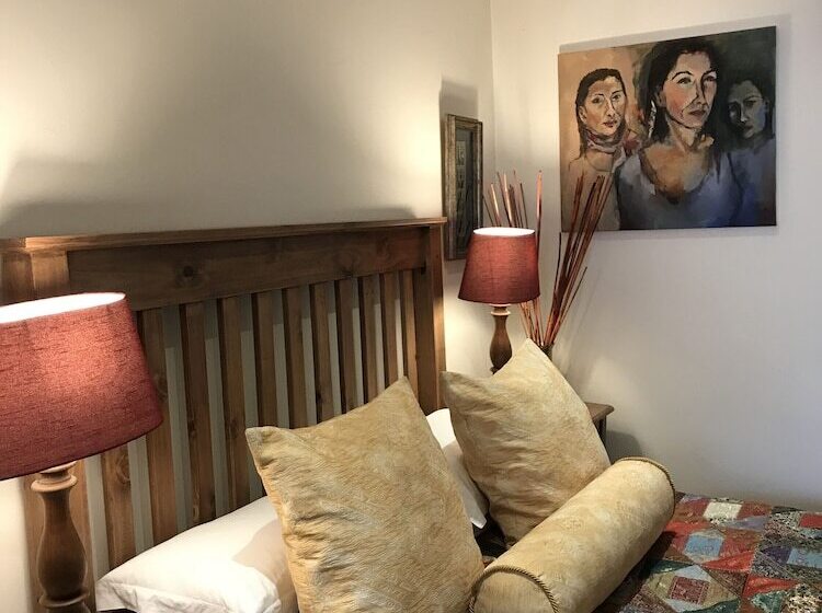 Номер Deluxe, The Crown Guest House
