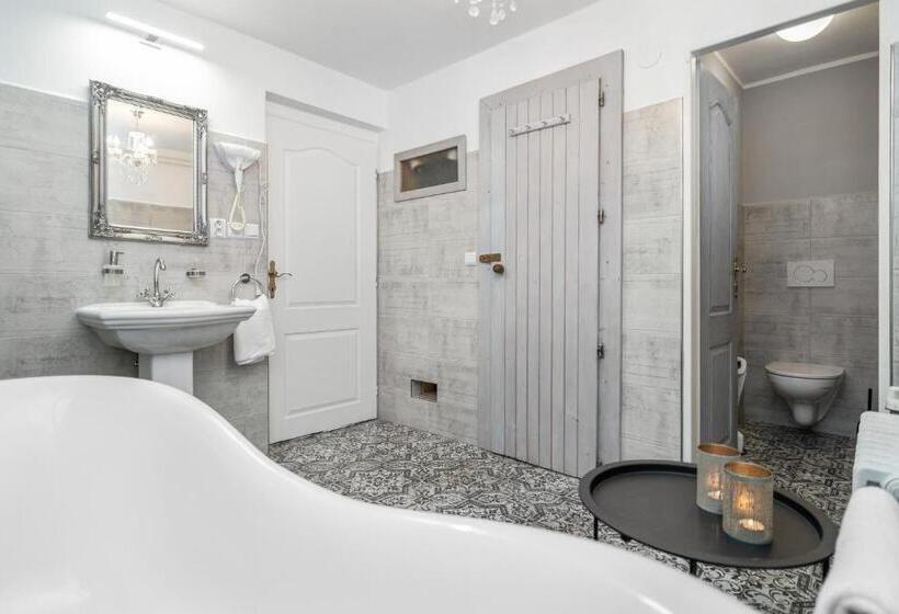 Номер Стандарт, Pension A Restaurace Regina