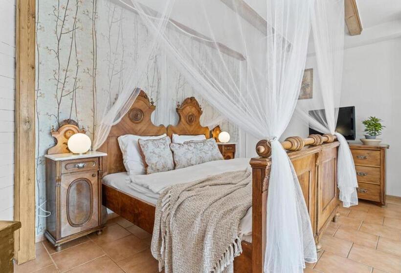 Номер Стандарт, Pension A Restaurace Regina