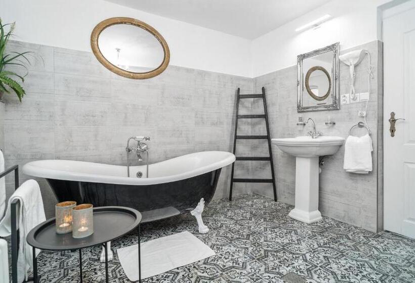 Номер Стандарт, Pension A Restaurace Regina