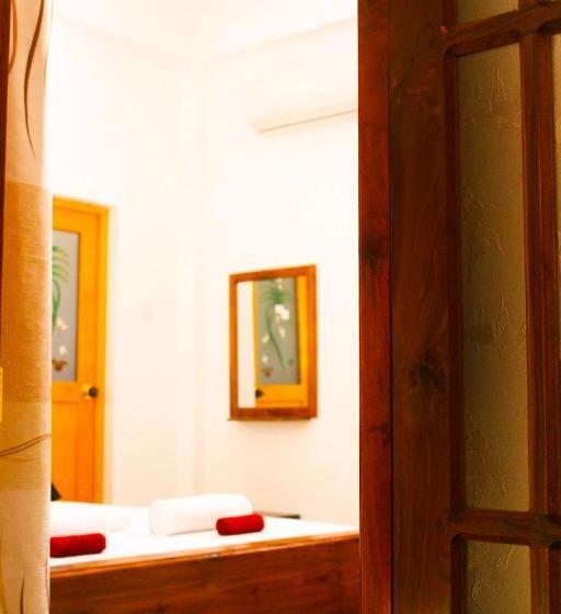 غرفة كومفورت ثلاثية, The City Tourist