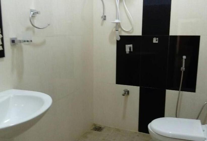 غرفة عائلية, The City Tourist