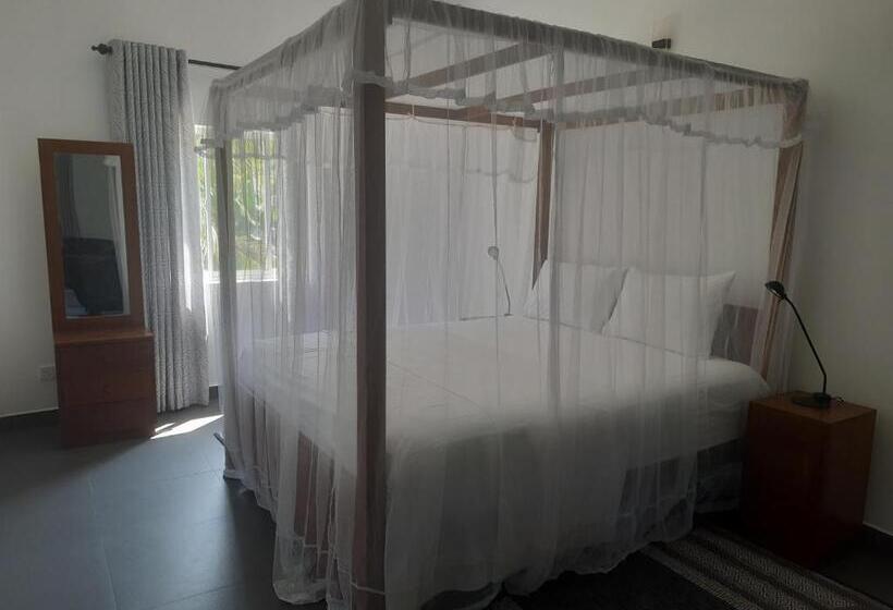 דירת חדר נוף לגינה, Paradiso