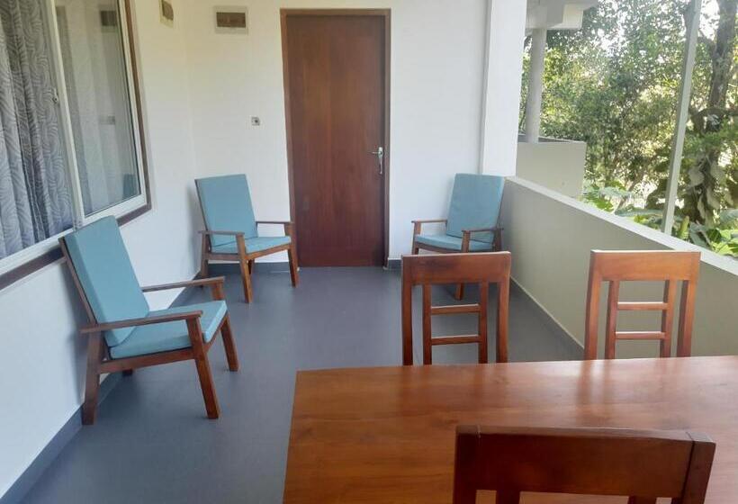 דירת חדר נוף לגינה, Paradiso