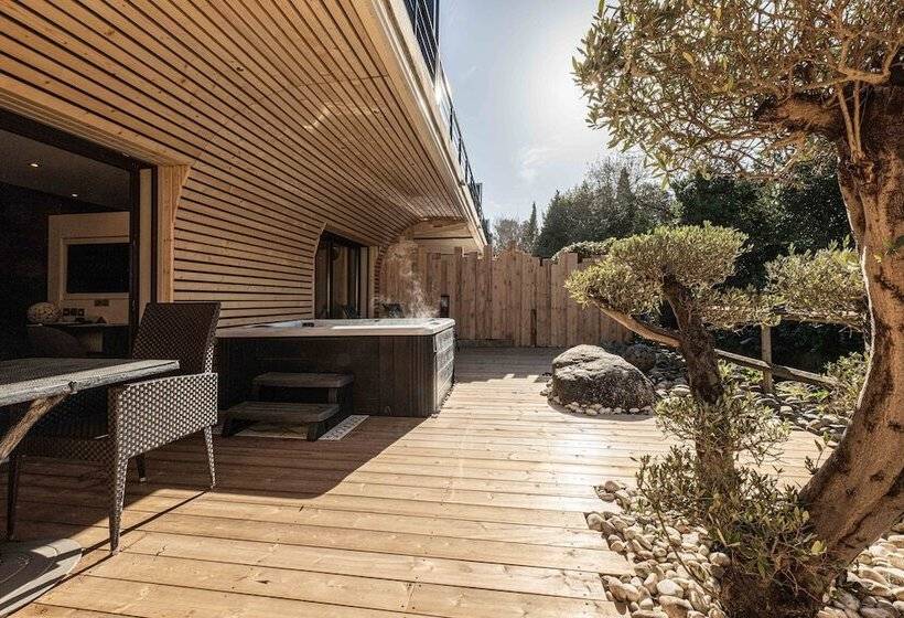 سوئیت جونیور با ماساژ آبی, Le Parc  La Table De Franck Putelat