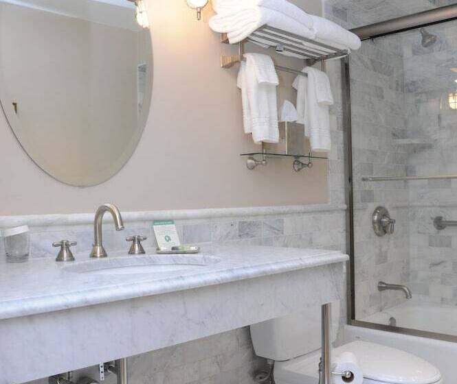 جناح جونيور, The Lyme Inn