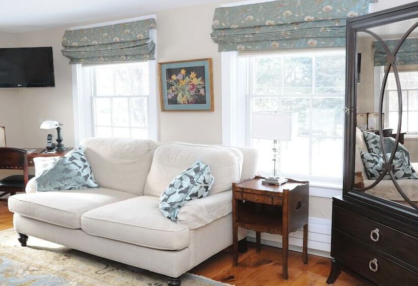 جناح جونيور, The Lyme Inn