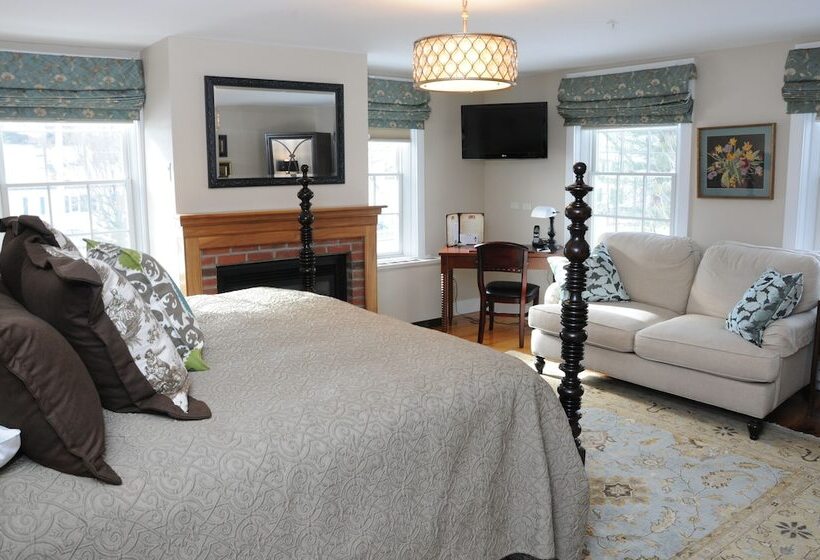 جناح جونيور, The Lyme Inn