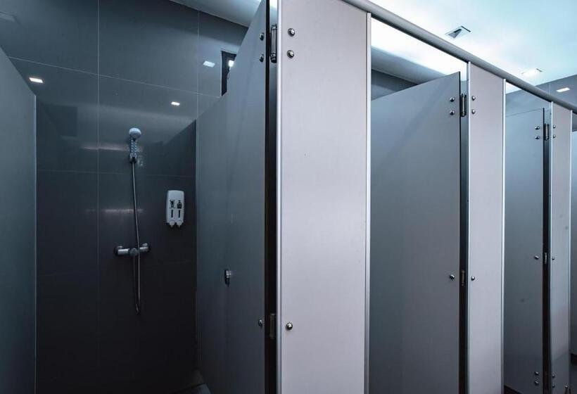 اتاق اکونومی, Cazz Hostel