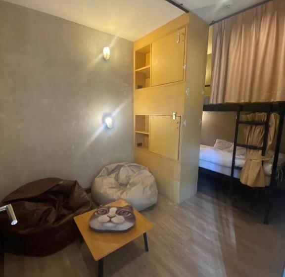 اتاق اکونومی, Cazz Hostel