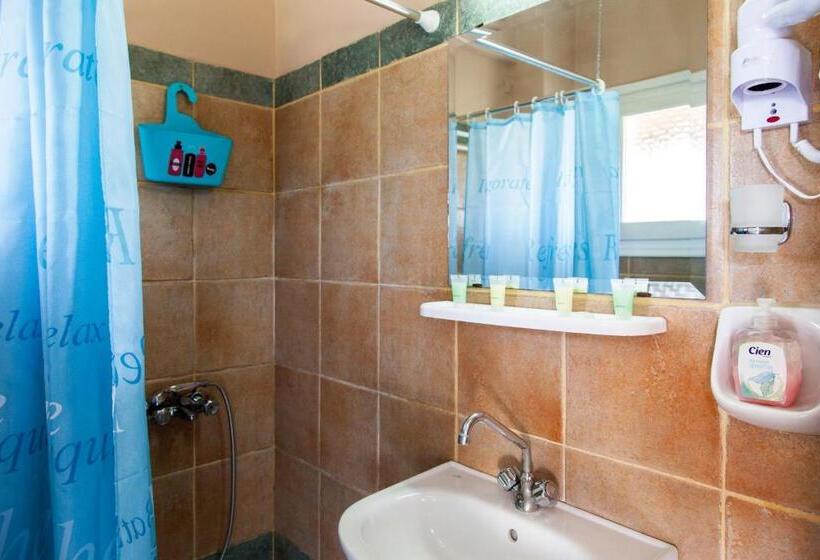 带阳台的三人标准间, Corfugrace