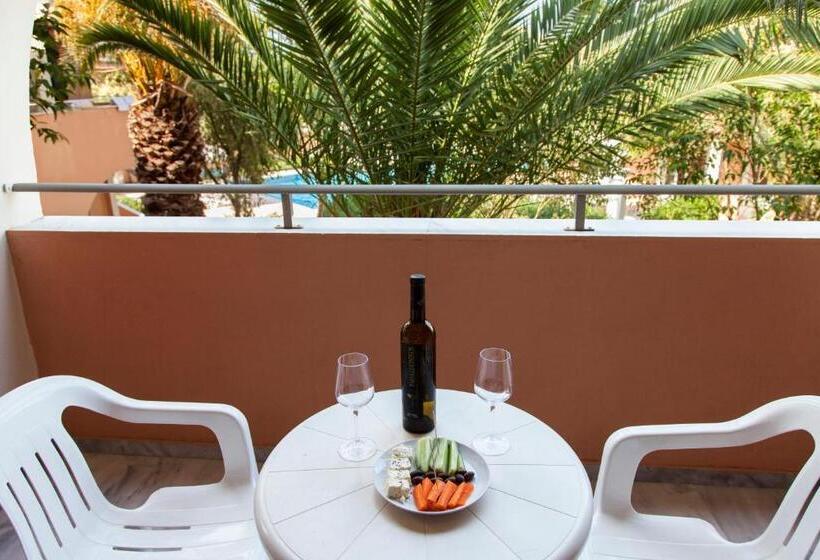 带阳台的三人标准间, Corfugrace