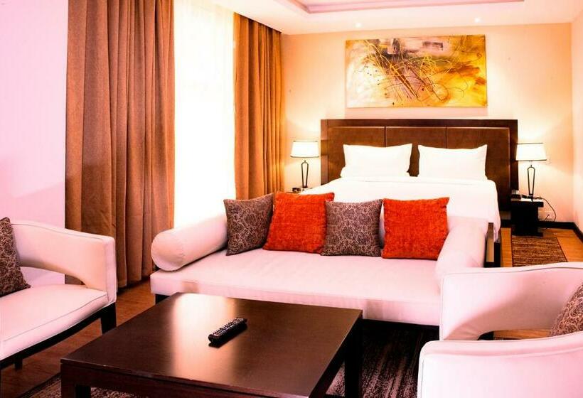 带大床的小型套房, Doubletree By Hilton Nairobi Hurlingham