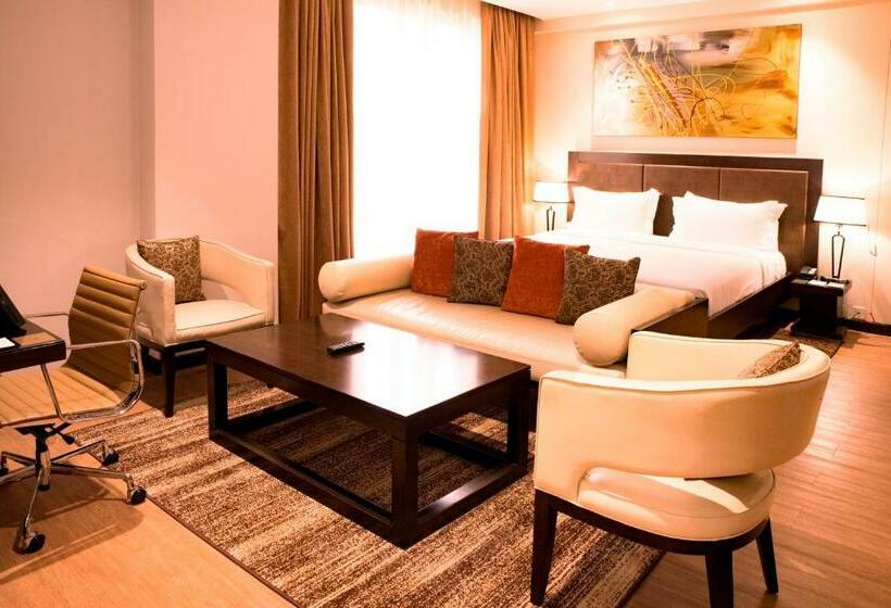 带大床的小型套房, Doubletree By Hilton Nairobi Hurlingham
