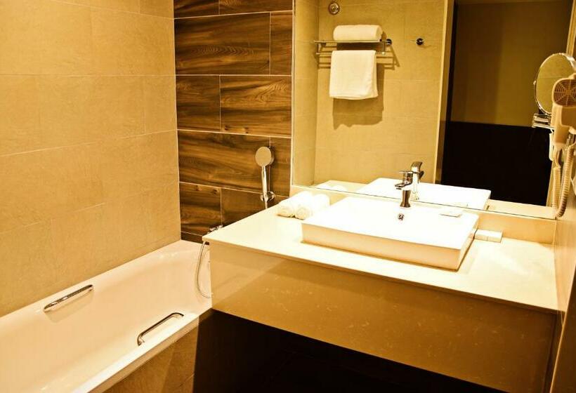 带大床的小型套房, Doubletree By Hilton Nairobi Hurlingham
