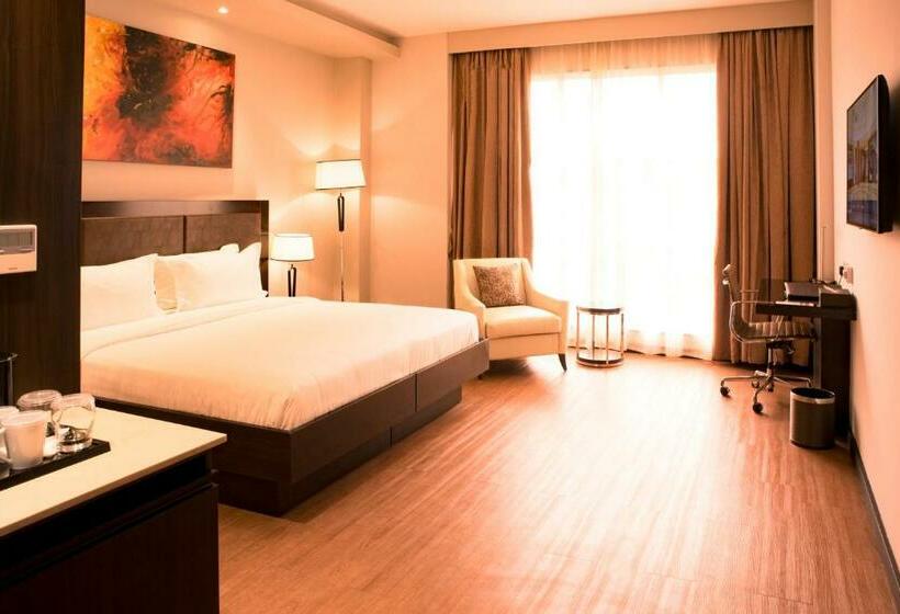 带大床的豪华间, Doubletree By Hilton Nairobi Hurlingham