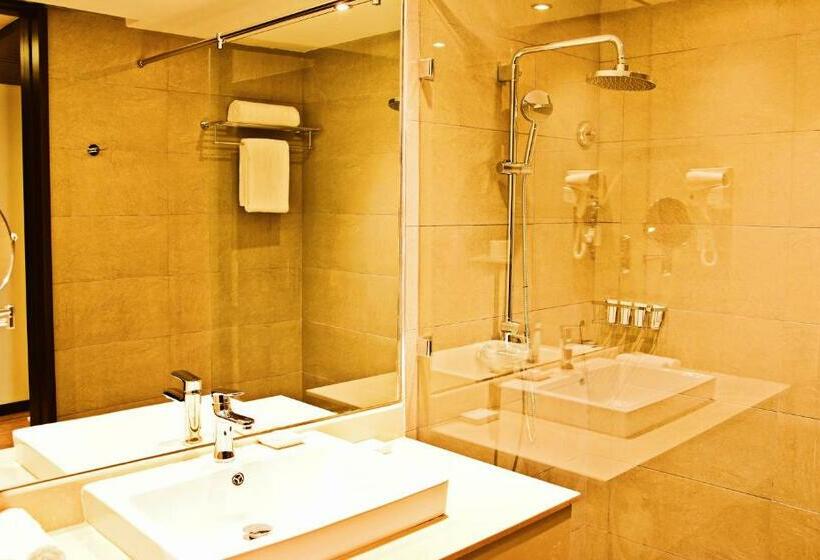 带大床的豪华间, Doubletree By Hilton Nairobi Hurlingham