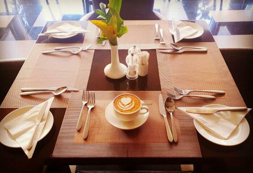 带大床的豪华间, Doubletree By Hilton Nairobi Hurlingham