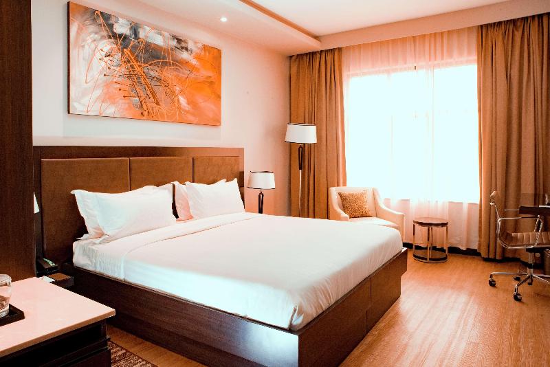 带大床的豪华间, Doubletree By Hilton Nairobi Hurlingham